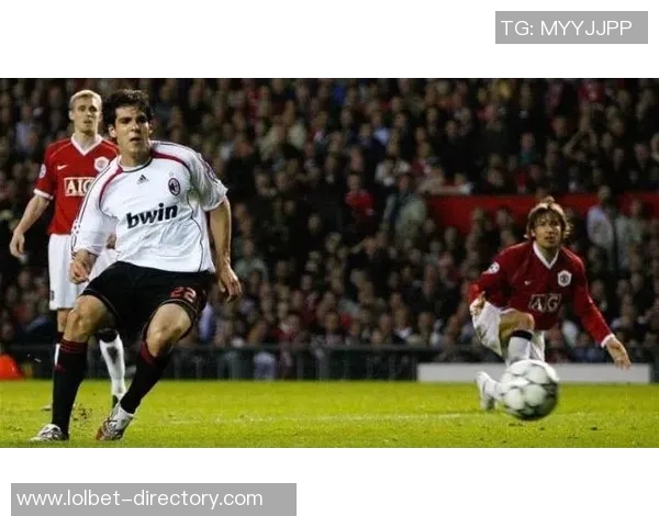 欧联杯精彩对决AC米兰以4-0大胜曼联引发全场热烈反响